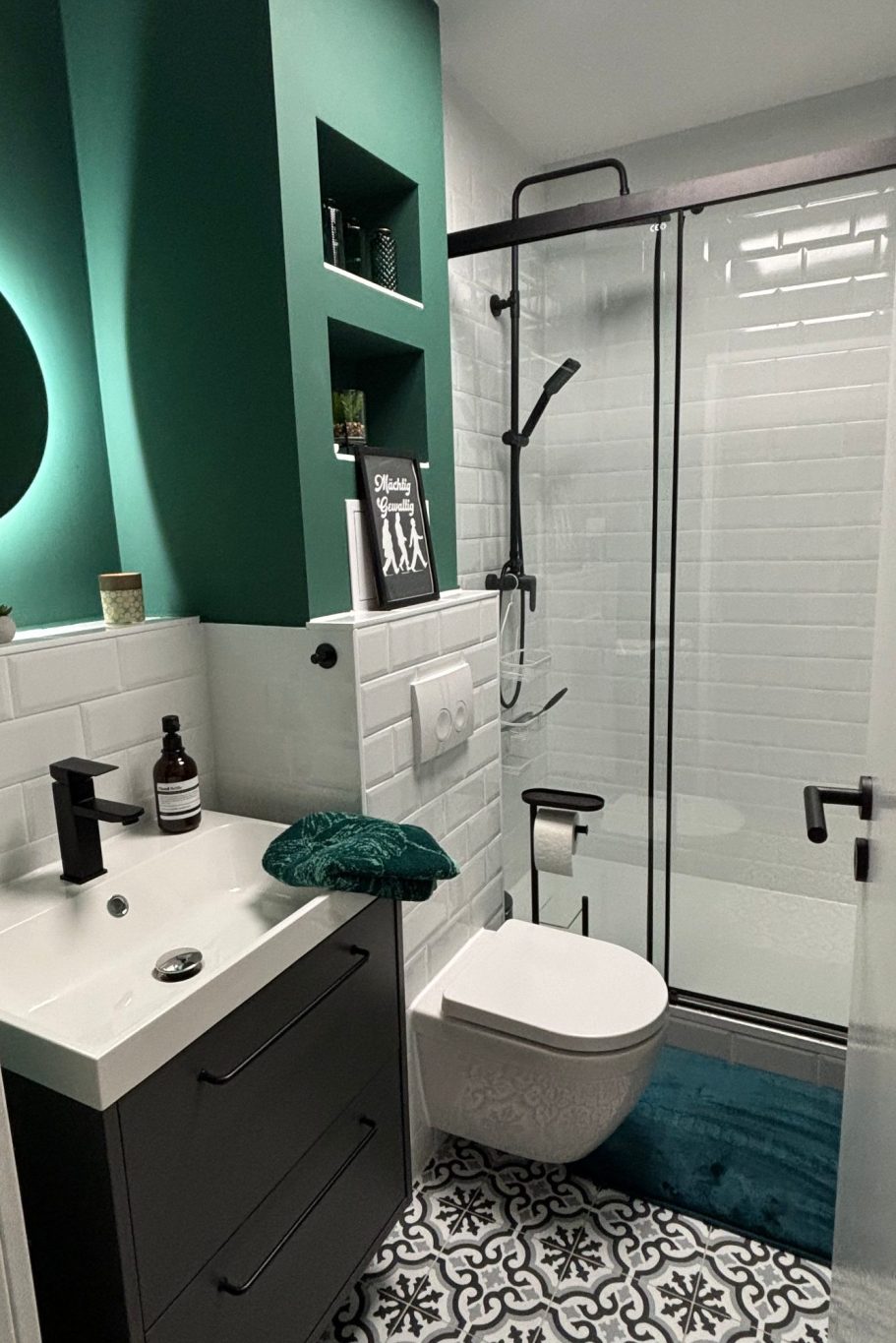 Modernes Badezimmer mit Dusche, Waschbecken und WC im Industrial Style.